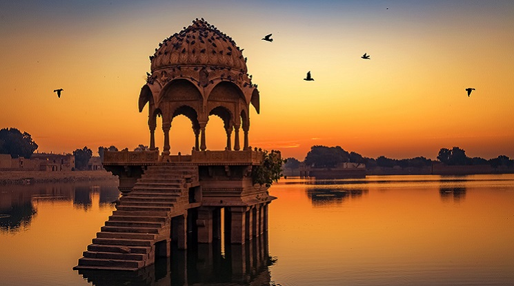 Ancient,Temple,Ruins,At,Gadi,Sagar,Lake,Jaipur,Rajasthan,At